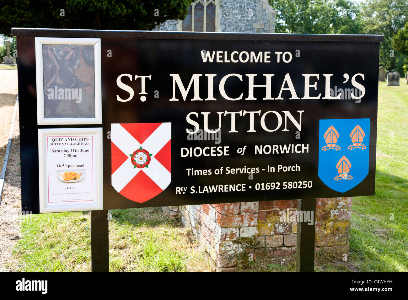 Segno di benvenuto all'ingresso per la Chiesa di San Michele, Sutton, nella diocesi di Norwich, Norfolk, Regno Unito. Foto Stock