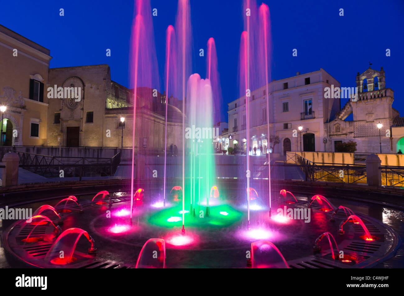 Italia - la principale Piazza Vittorio Veneto, dalla piazza della città di Matera. Le fontane illuminate di notte. Foto Stock