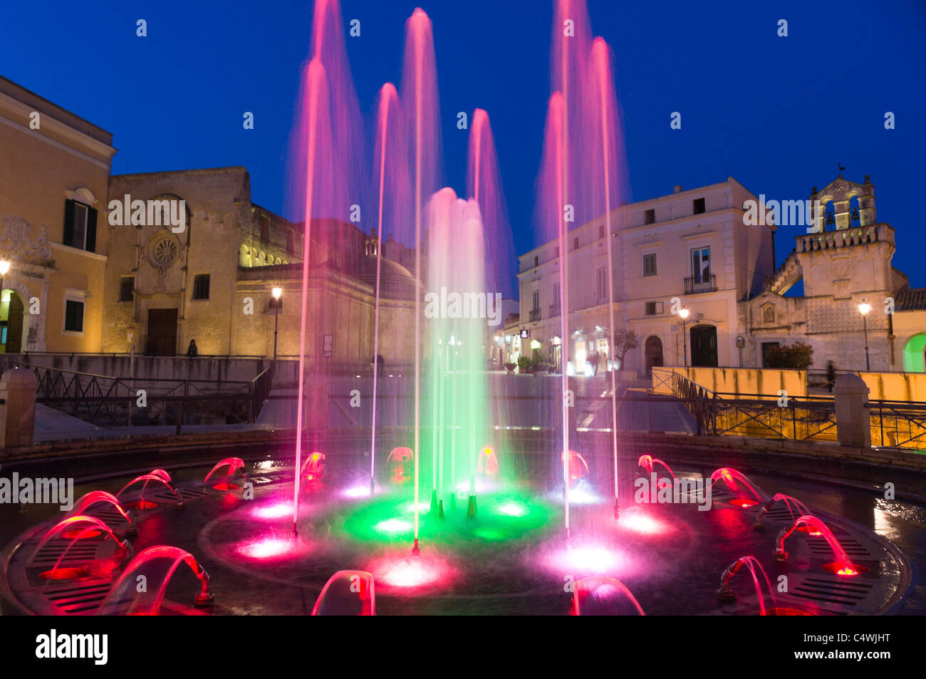 Italia - la principale Piazza Vittorio Veneto, dalla piazza della città di Matera. Le fontane illuminate di notte. Foto Stock