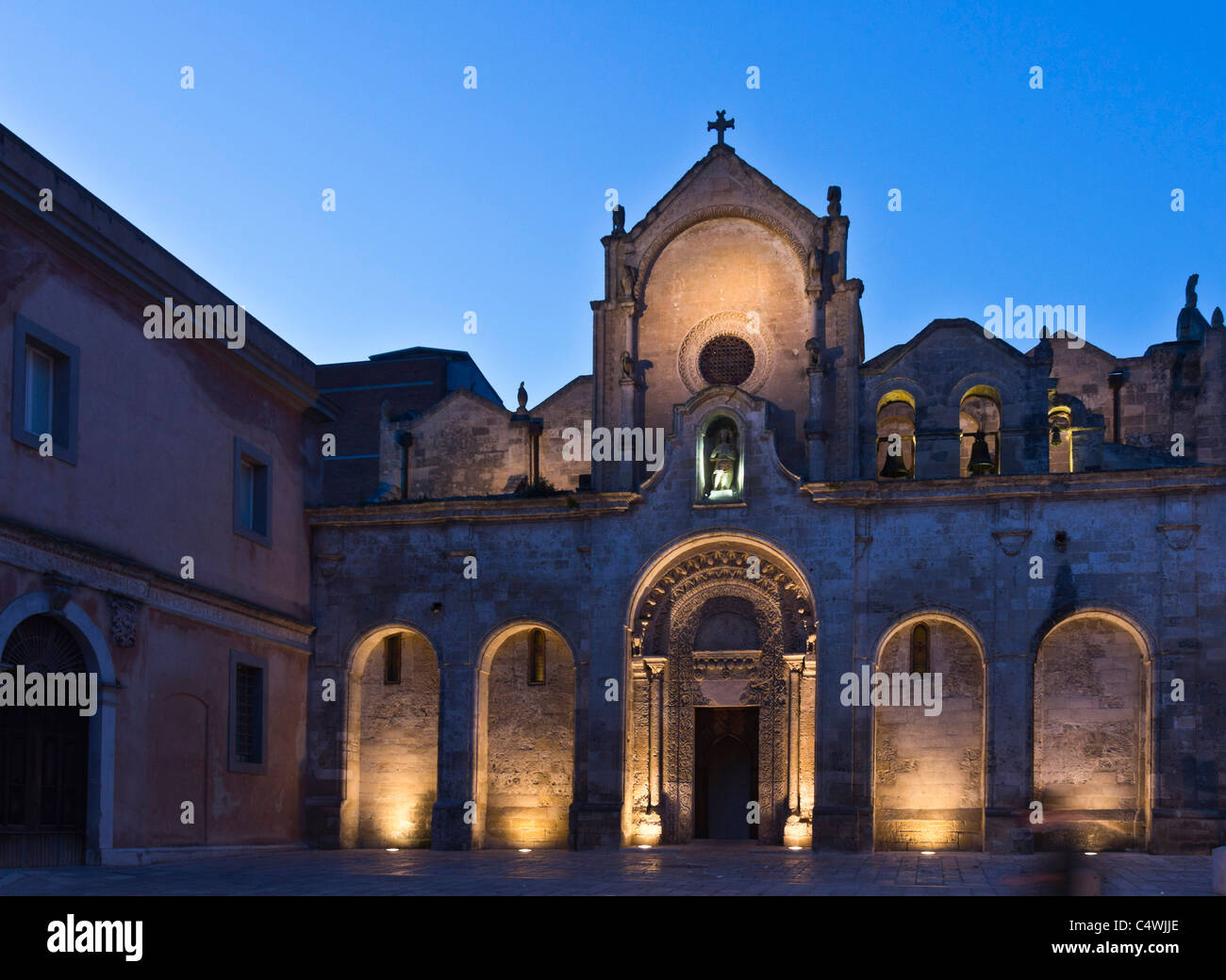 Italia - La Chiesa di San Giovanni Batista, Matera, al tramonto. Foto Stock