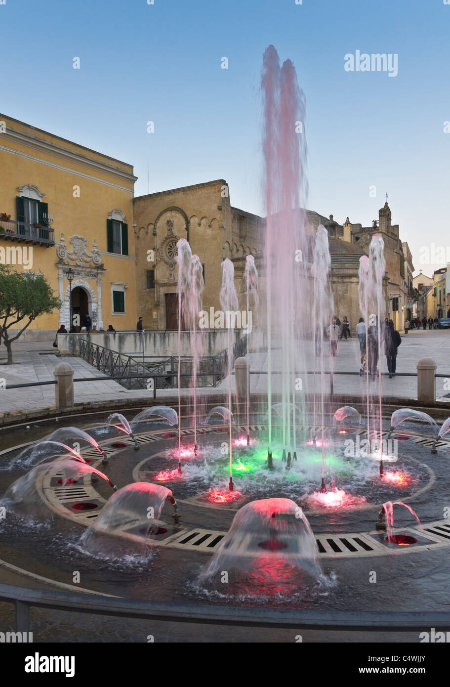 Italia - la principale Piazza Vittorio Veneto, dalla piazza della città di Matera. Le fontane, presto la sera. Foto Stock