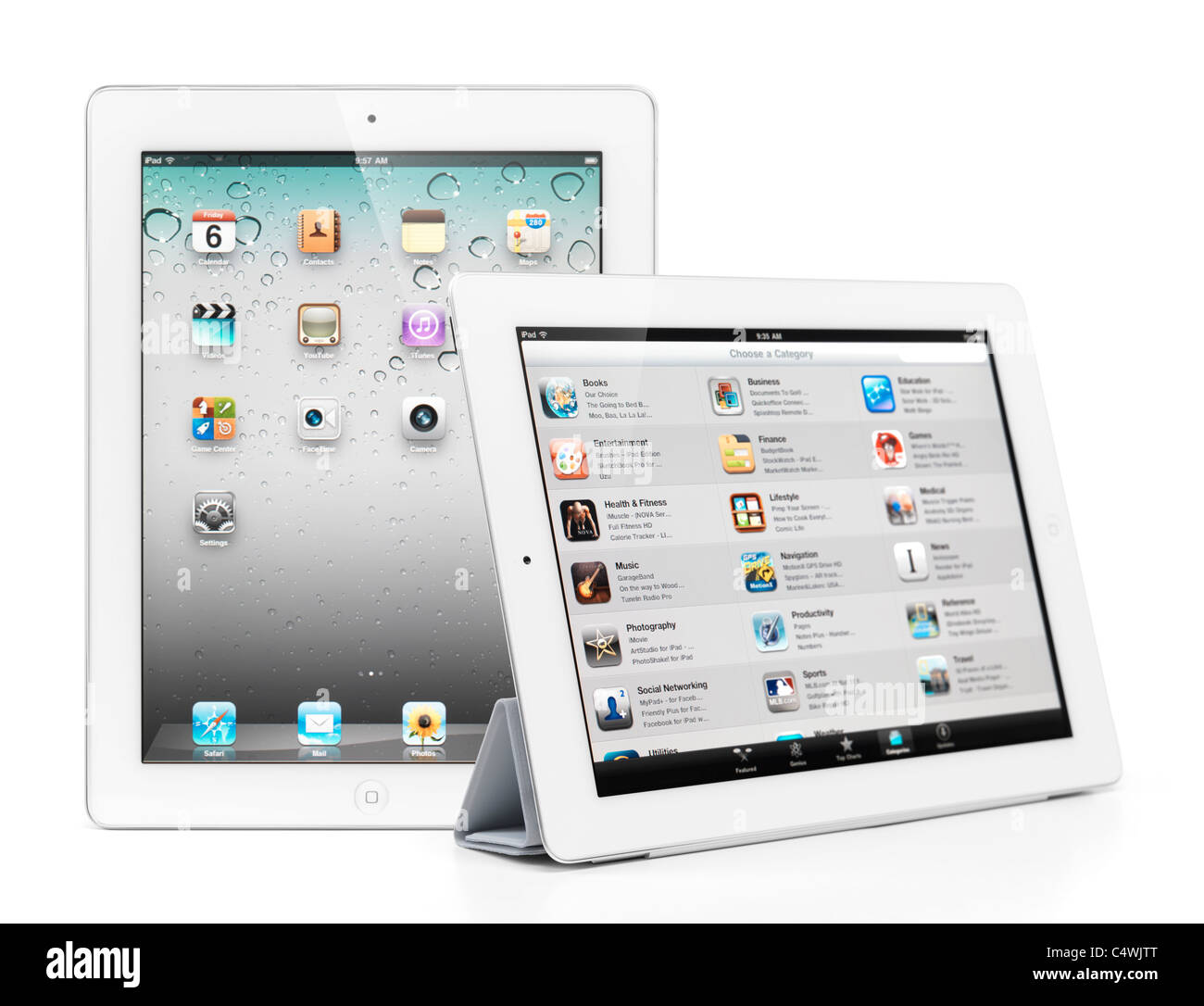Due Apple iPad 2 computer tablet pc desktop e app store sui loro schermi.  Isolato su sfondo bianco Foto stock - Alamy