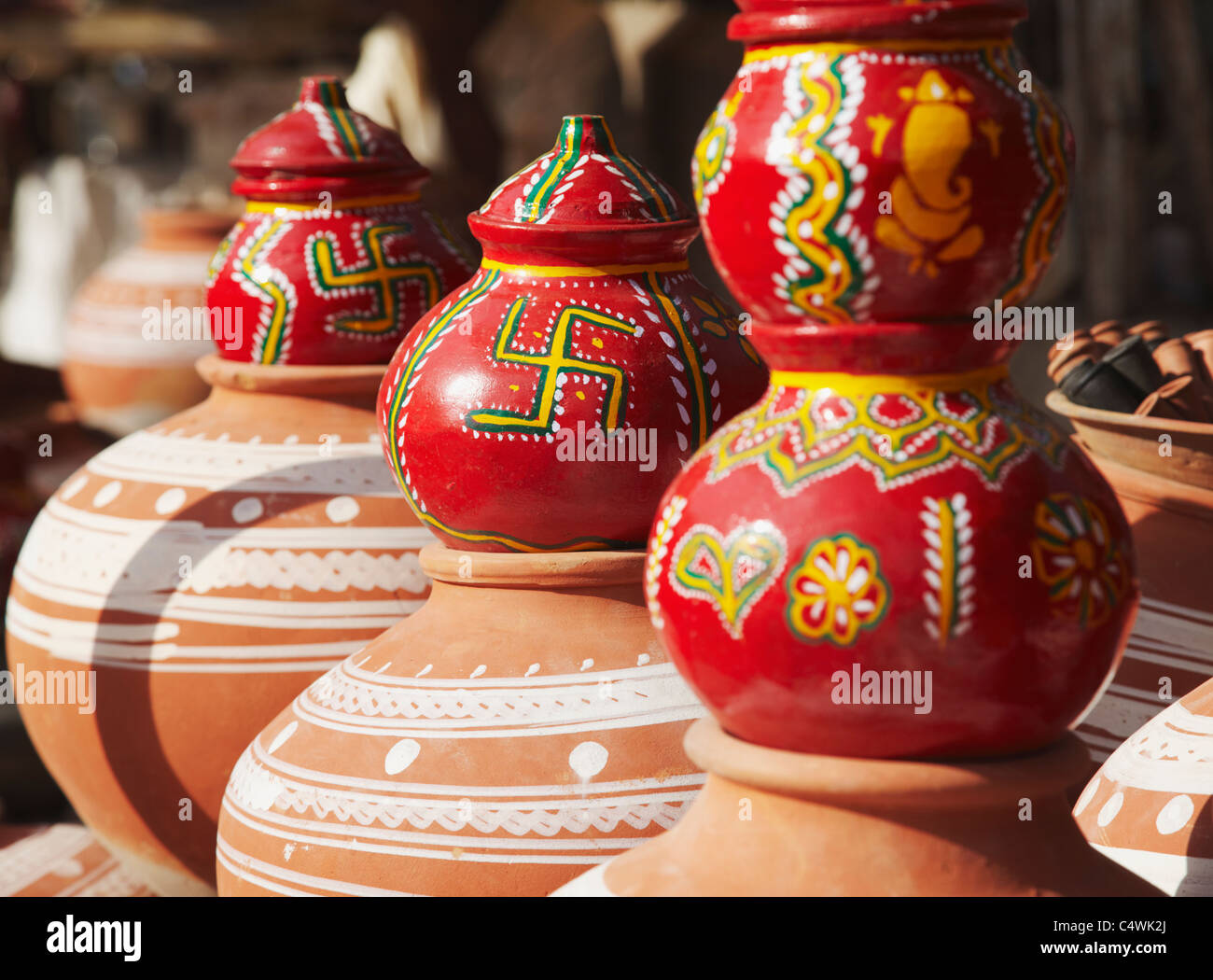Vasi di ceramica sul mercato, di stallo Bundi, Rajasthan, India Foto Stock