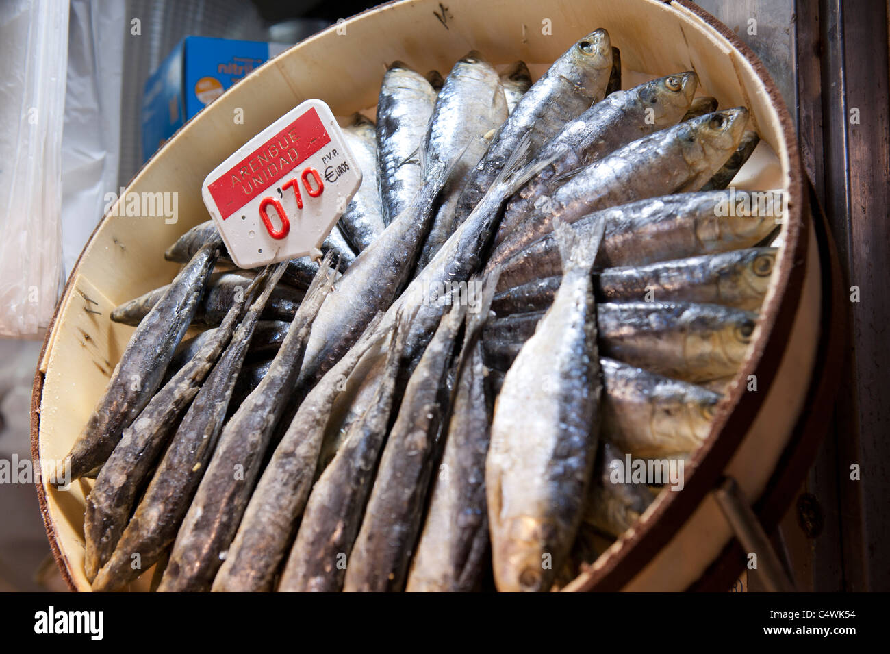 Aringhe visualizzazione in un negozio di pesce nel mercato La Boqueria di Barcellona, Spagna Foto Stock