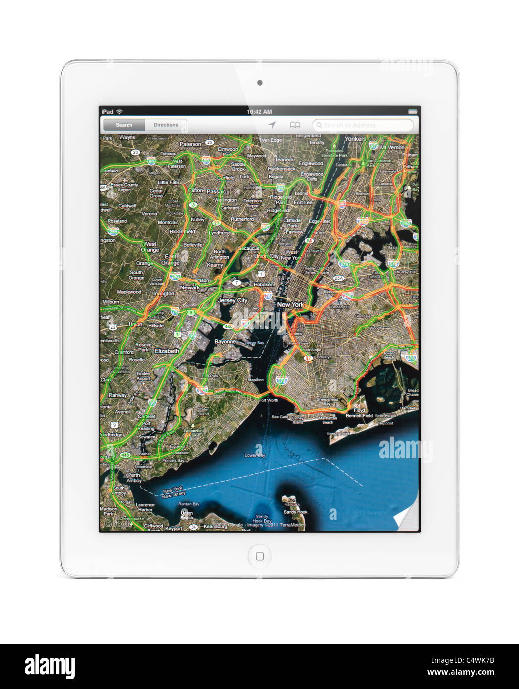Apple iPad 2 tablet pc visualizzando una mappa di New York con il traffico da Google Maps sul suo schermo isolato su sfondo bianco Foto Stock