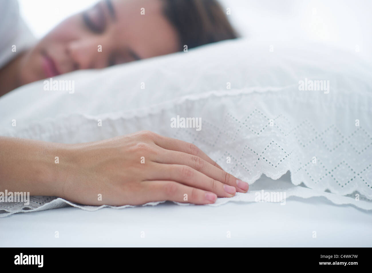 Stati Uniti d'America, New Jersey, Jersey City, Felice giovane donna che dorme nel letto Foto Stock