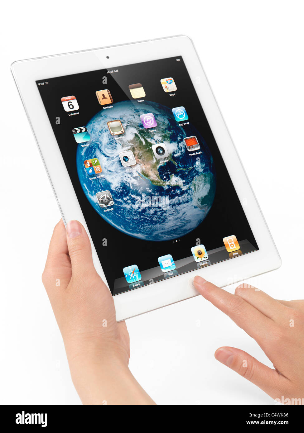 Giovane donna azienda Apple iPad 2 tablet pc nelle sue mani. Isolato su sfondo bianco. Foto Stock