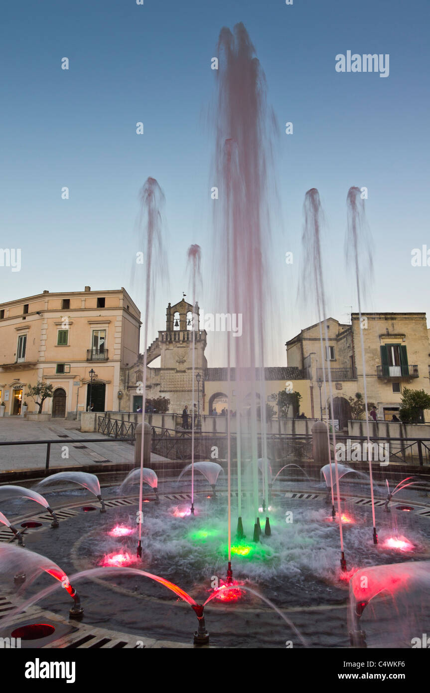 Italia - la principale Piazza Vittorio Veneto, dalla piazza della città di Matera. Le fontane, presto la sera. Foto Stock