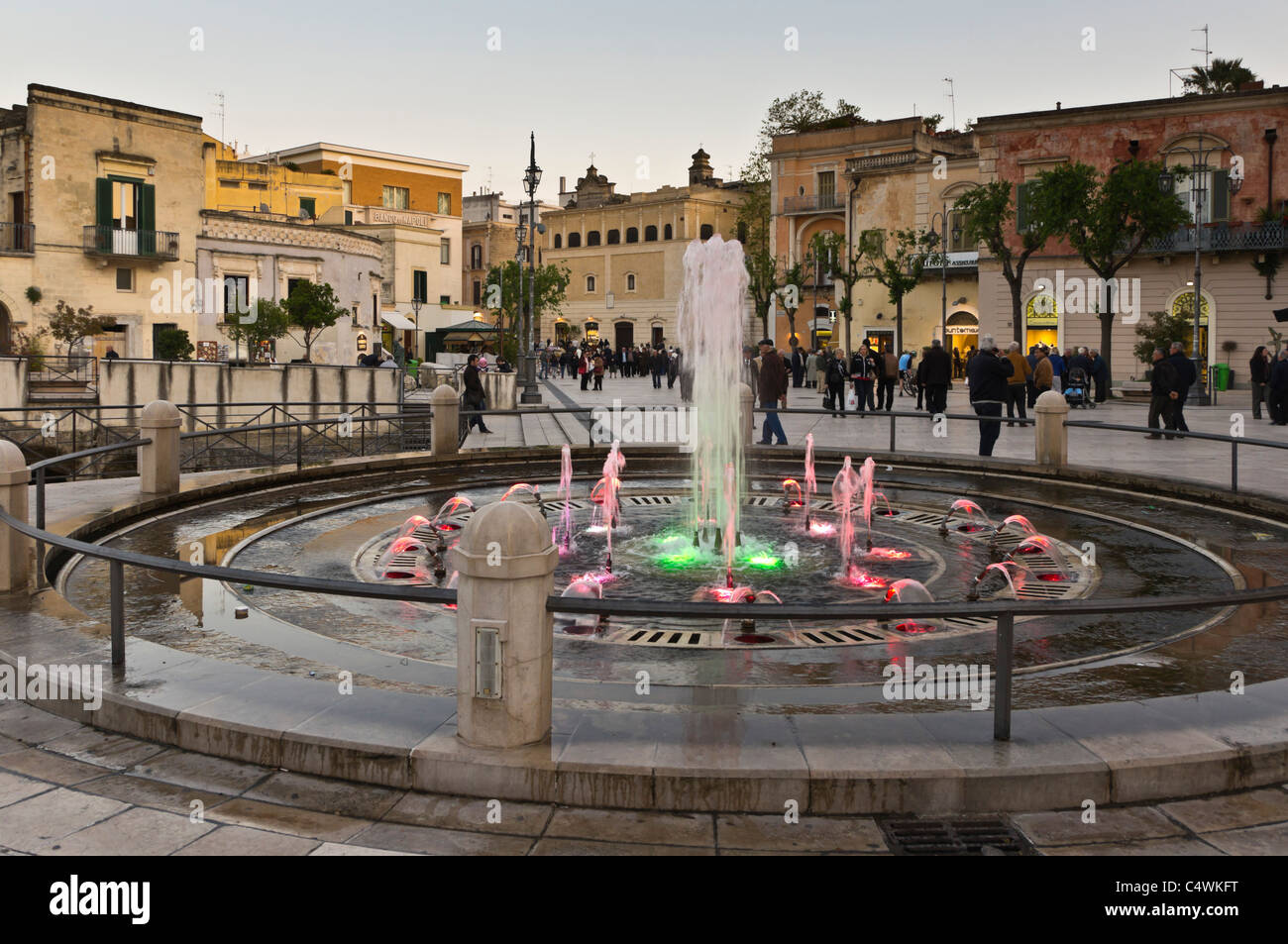 Italia - la principale Piazza Vittorio Veneto, dalla piazza della città di Matera. Foto Stock