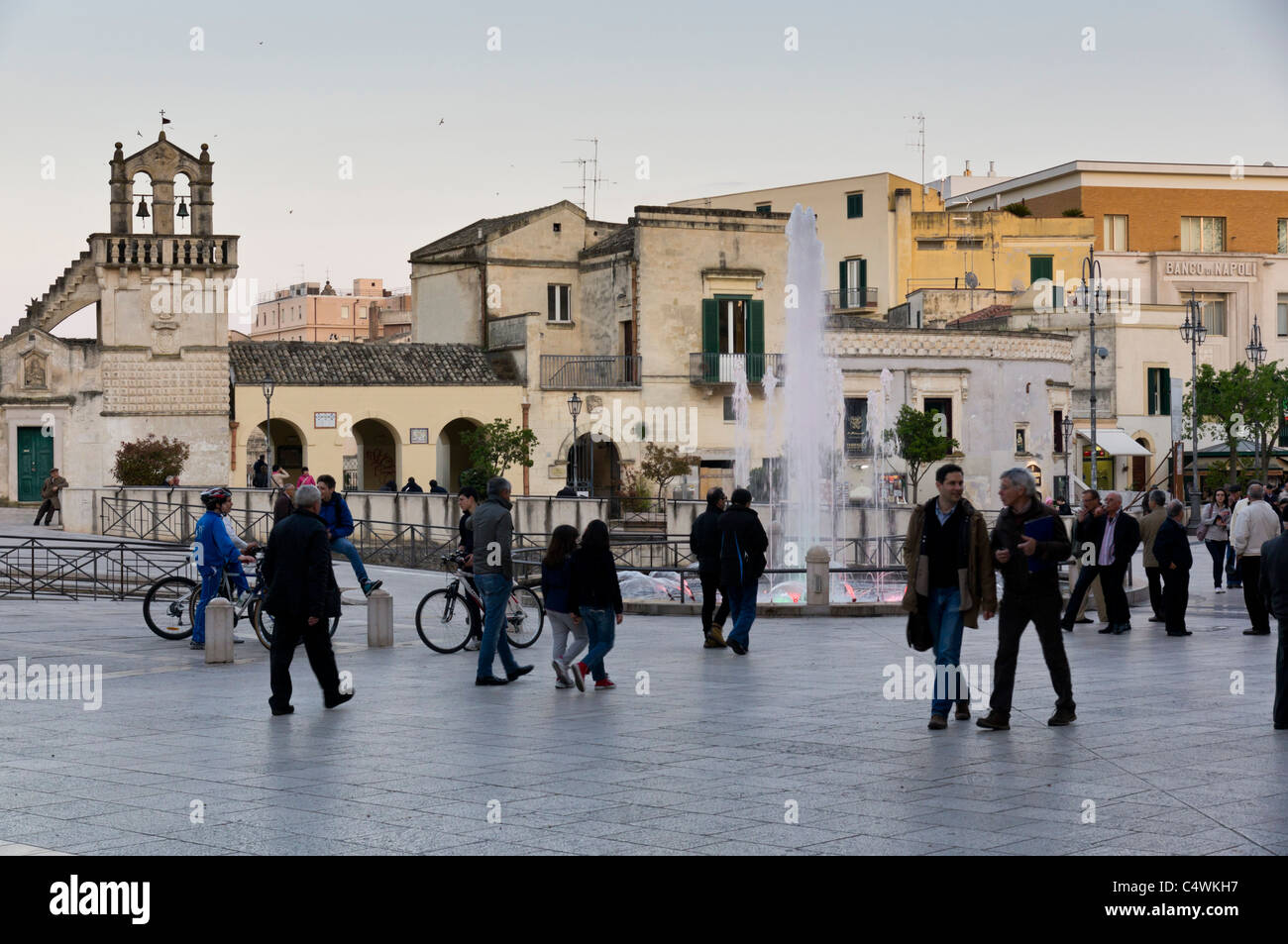 Italia - la principale Piazza Vittorio Veneto, dalla piazza della città di Matera. Persone in piazza nel tardo pomeriggio. Foto Stock