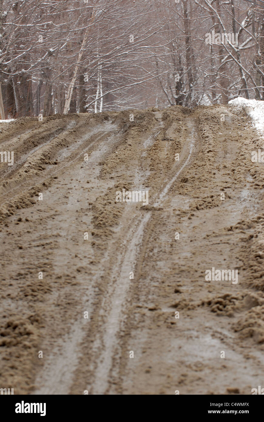 Una strada fangosa attende gli automobilisti in Vermont durante la stagione di fango nel Vermont. Foto Stock