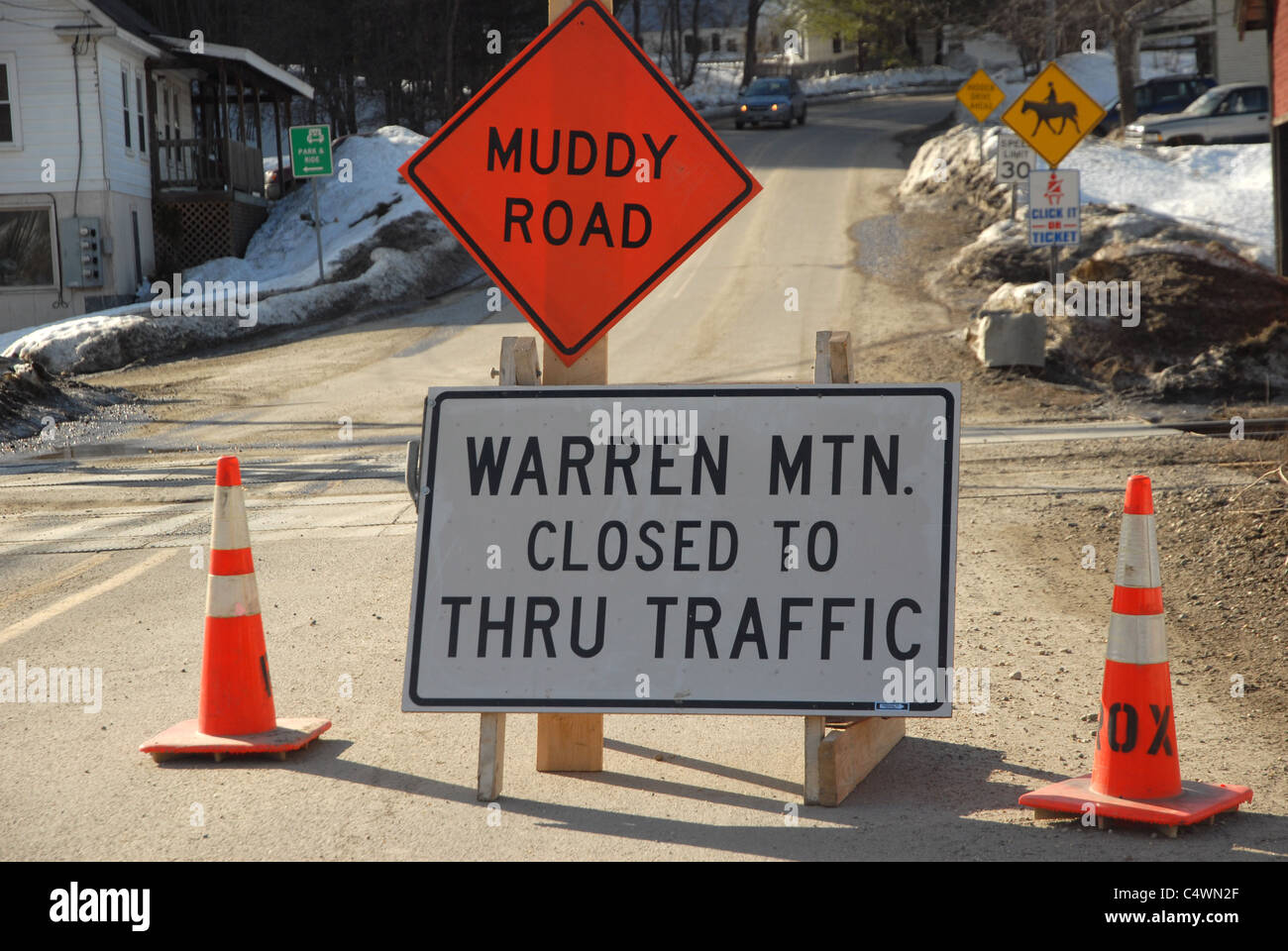 Una chiusa strada fangosa attende gli automobilisti in Vermont durante la stagione di fango nel Vermont. Foto Stock