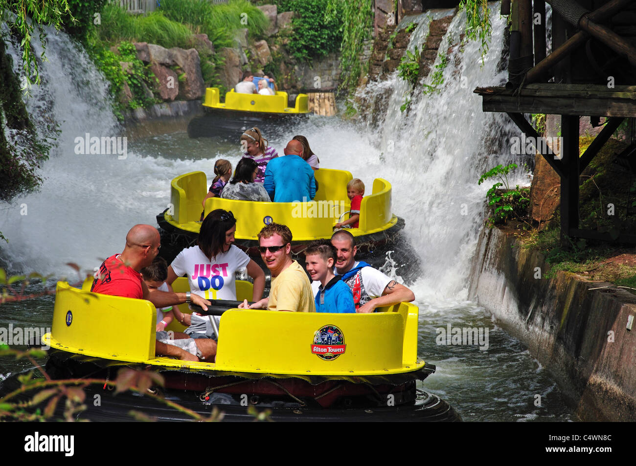 "Fiume Congo Rapids' ride al parco dei divertimenti di Alton Towers, Alton, Staffordshire, England, Regno Unito Foto Stock