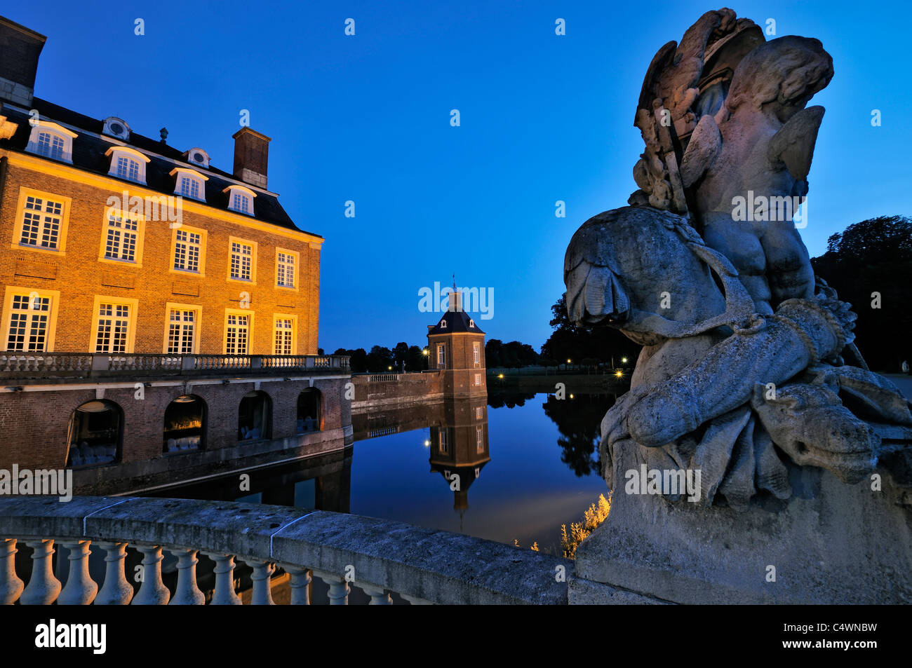 Night Shot di un grande castello d'acqua in Nordkirchen, Westfalia, Germania. Foto Stock