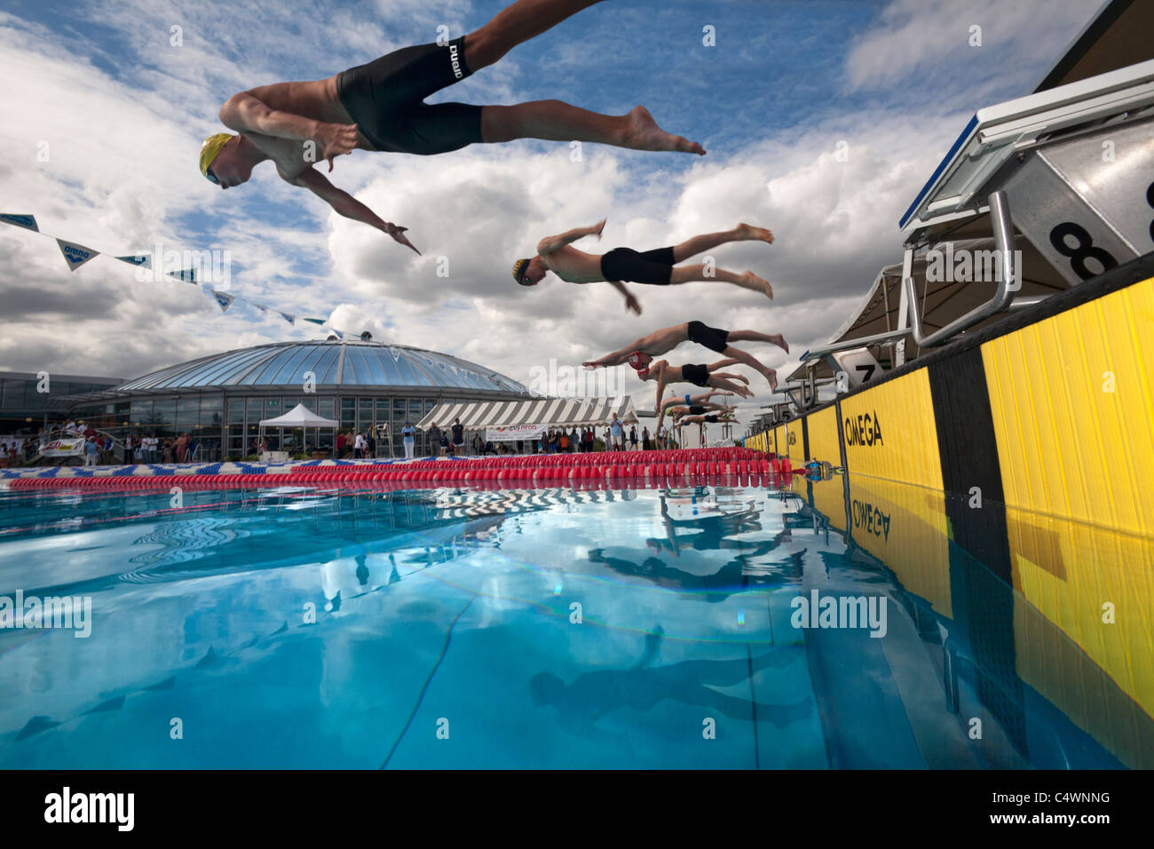 Nuotatori facendo un tuffo start durante il loro sport competitivo (Francia). Départ plongé lors d'une compétition de natation (Francia). Foto Stock