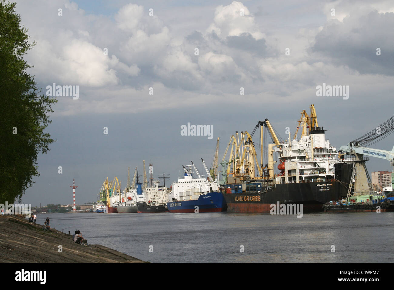 Grandi navi cargo stand ormeggiato sul fiume Neva in Sankt Petersburg, Russia Foto Stock