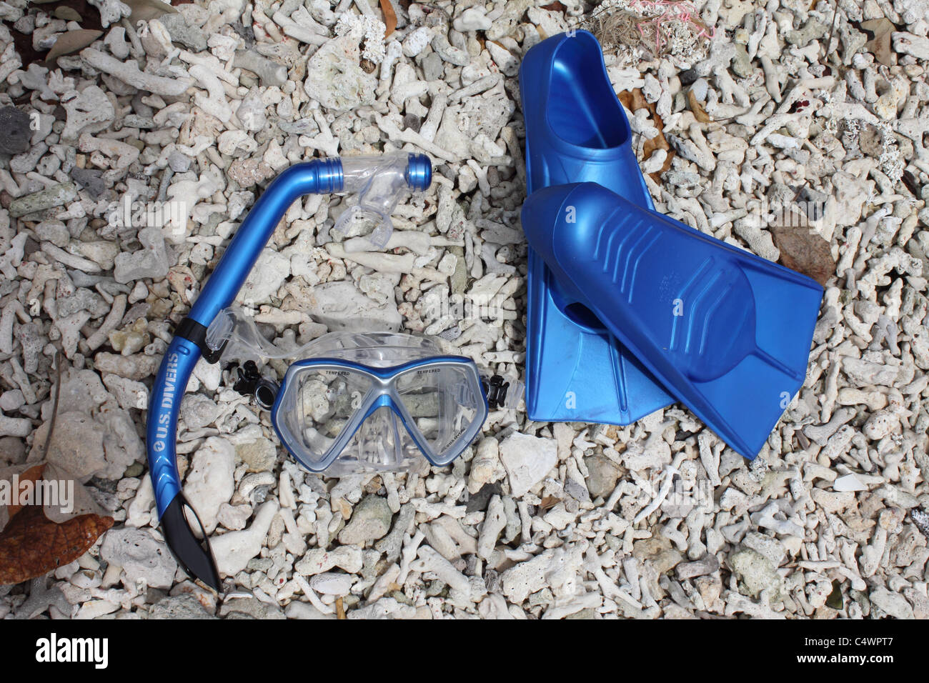 Blu occhiali snorkel e pinne SU UNA SPIAGGIA DEL BDB Foto Stock