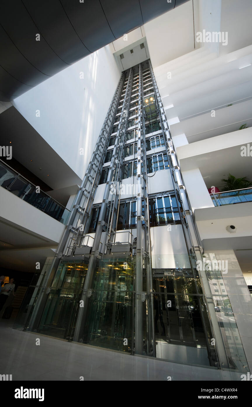 Extreme un ampio angolo di visione degli ascensori di vetro presso lo Sheraton Hotel, Porto Foto Stock