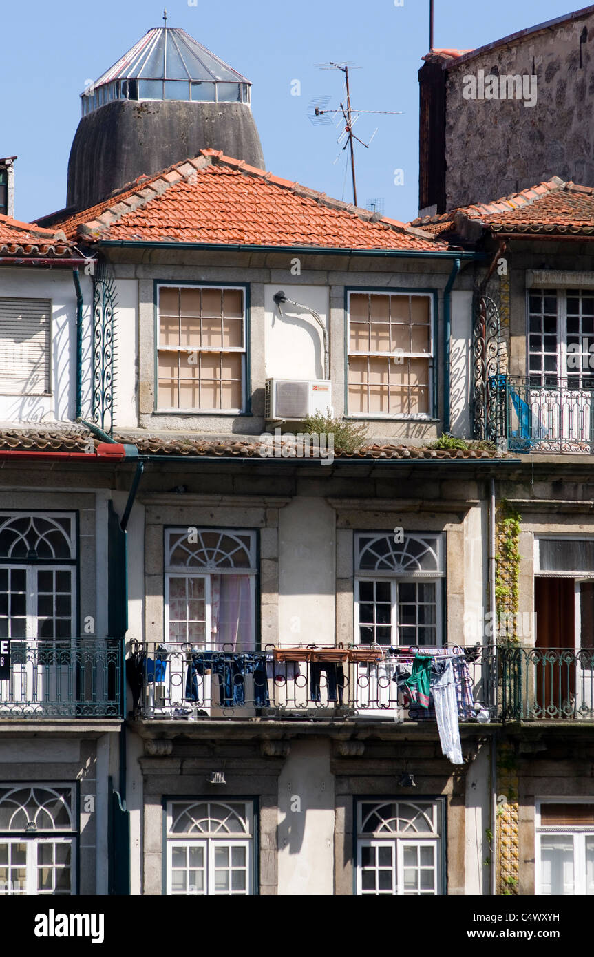 Pantile tetti e i tipici balconi in Porto, Portogallo, Foto Stock