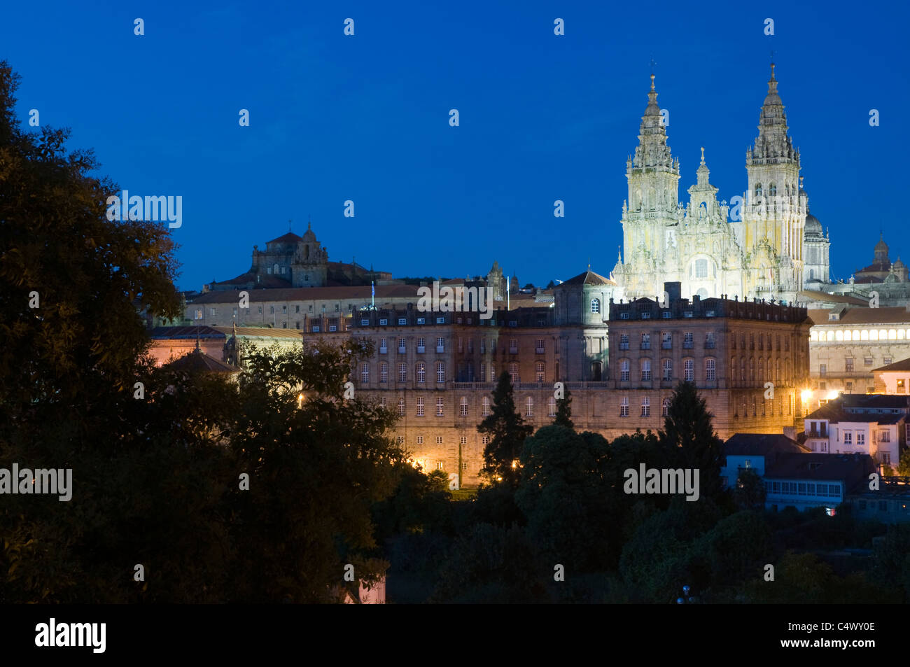 Scena Notturna, Skyline di Santiage de Compostela con accesa cattedrale, Foto Stock