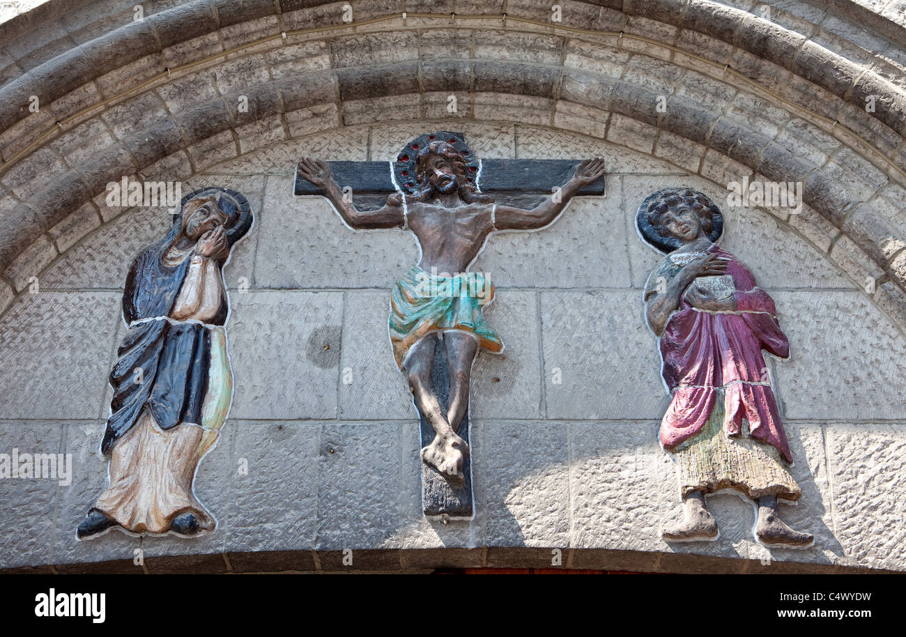 Storico gruppo della crocifissione, Grand Place Eglise St. Quentin de Tournai, provincia di Hainaut, la Vallonia, Belgio Foto Stock