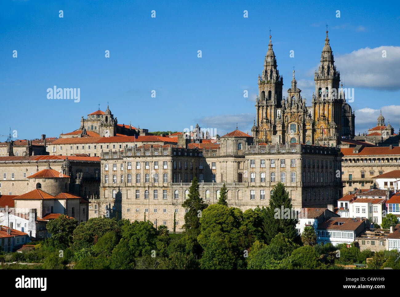Lo skyline di Santiago de Compostela con una cattedrale che domina Foto Stock
