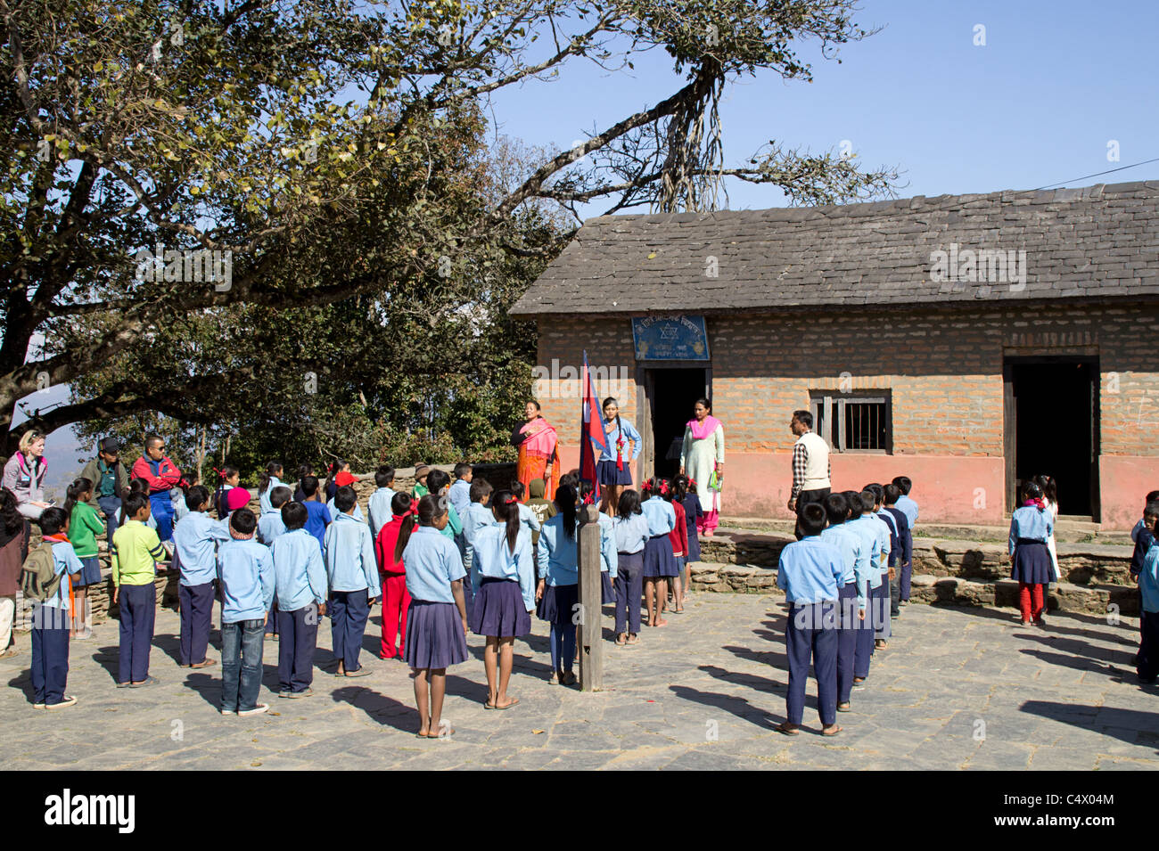 Bambini nepalesi fodera fino davanti alla loro scuola, Bandipur, Regione Occidentale, Nepal Foto Stock