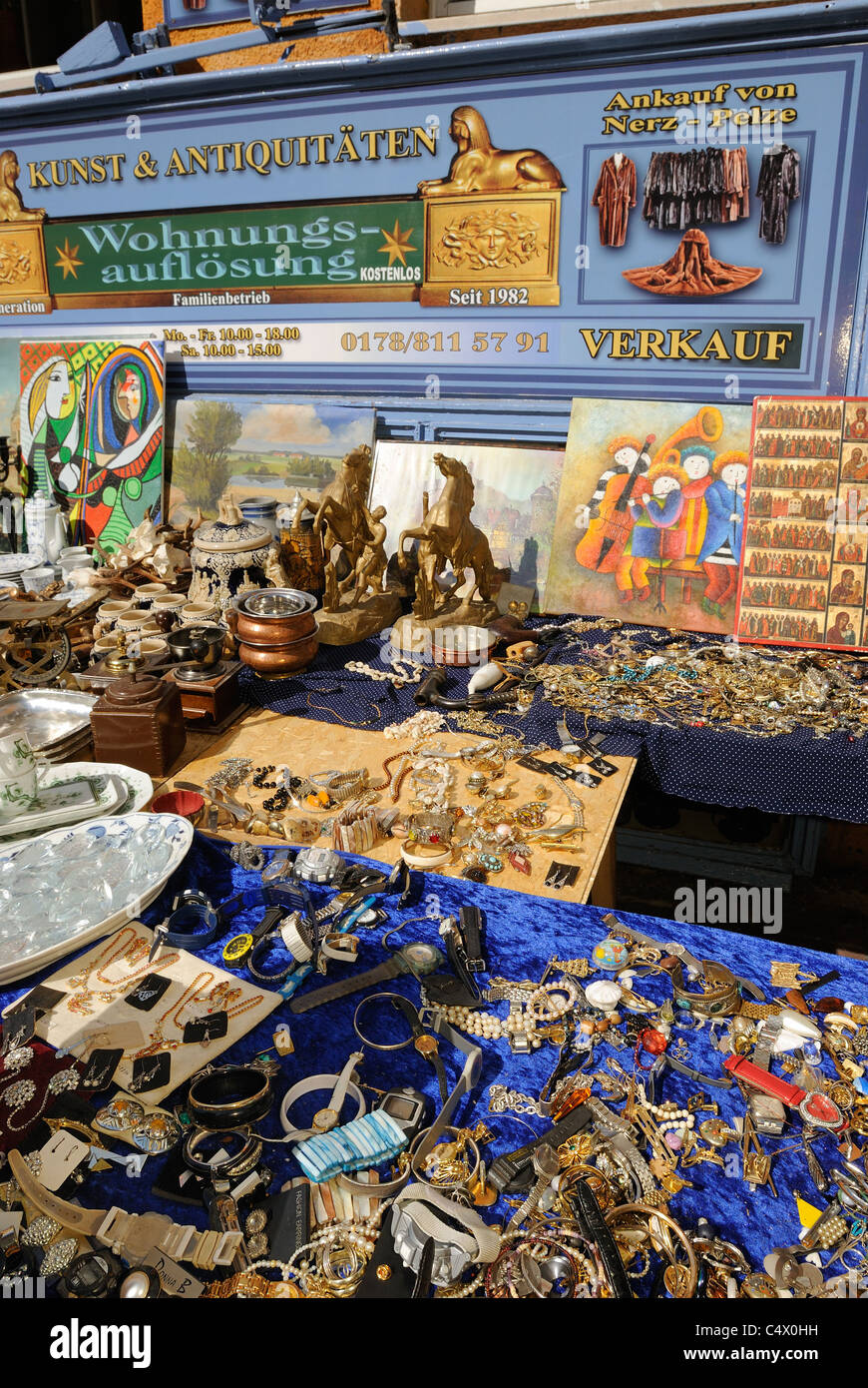 Mercato delle pulci, arte e antiquariato, negozio di seconda mano, popolare via Bergmannstrasse, Kreuzberg di Berlino, Germania, Europa Foto Stock