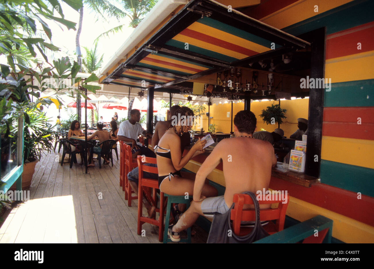 Relax presso l'Harbour Lights Bar a Bridgetown, Barbados Foto Stock