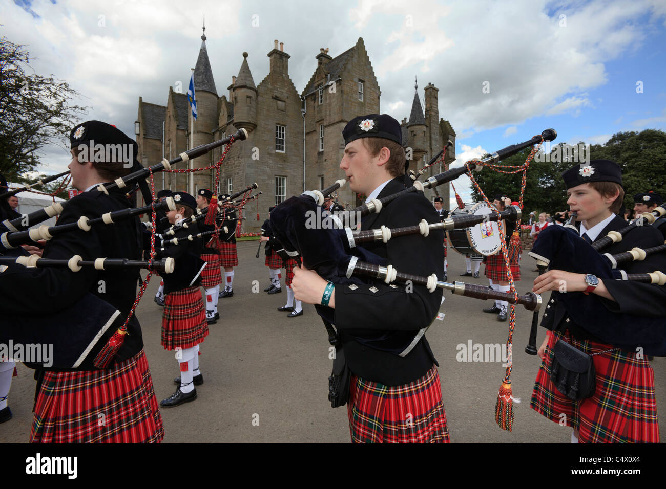 Erskine Stewart del Melville Scuola del pipe band marzo passato il RHASS quartier generale presso il Royal Highland Show, Edimburgo Foto Stock