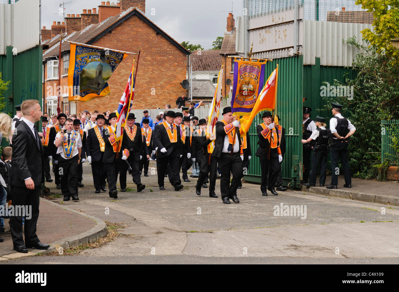 Orangemen marzo sulla strada di Springfield come Whiterock ordine arancione parade passa pacificamente. Belfast 25/06/2011 Foto Stock