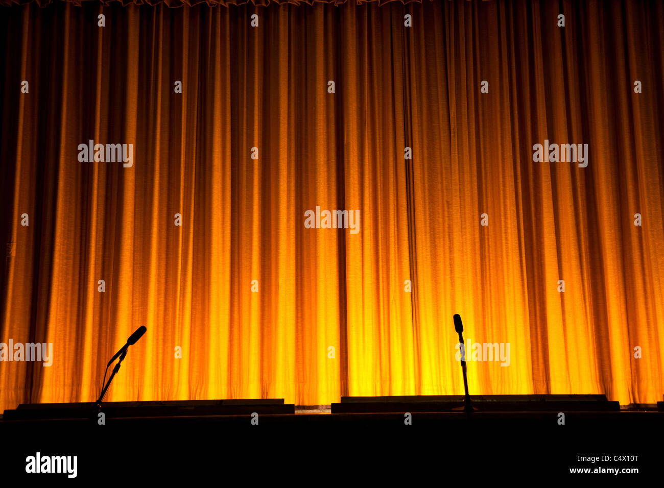 Giallo sipario di un palcoscenico per lo sfondo Foto Stock