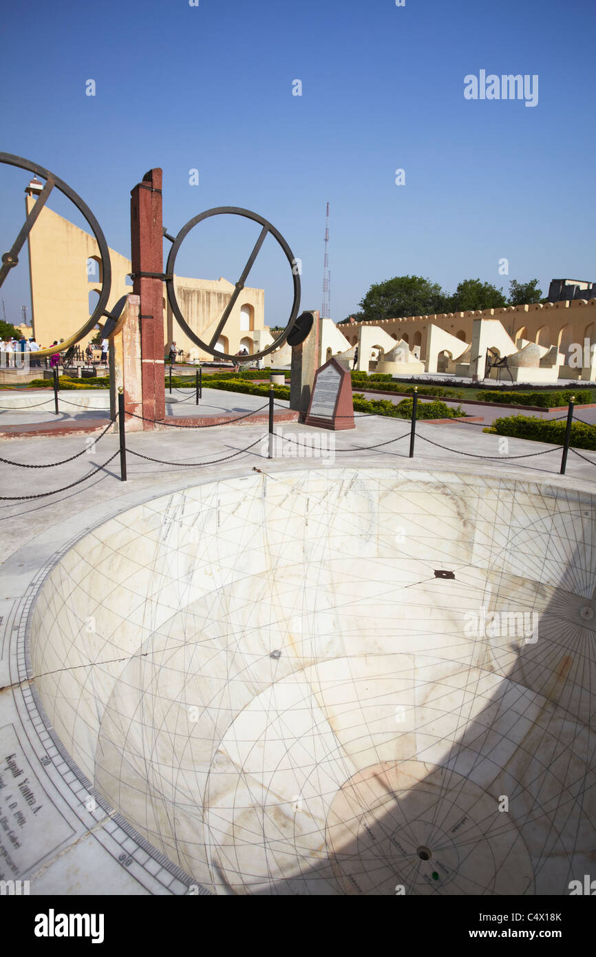 Strumenti astronomici a Jantar Mantar (Patrimonio Mondiale dell'UNESCO), Jaipur, Rajasthan, India Foto Stock