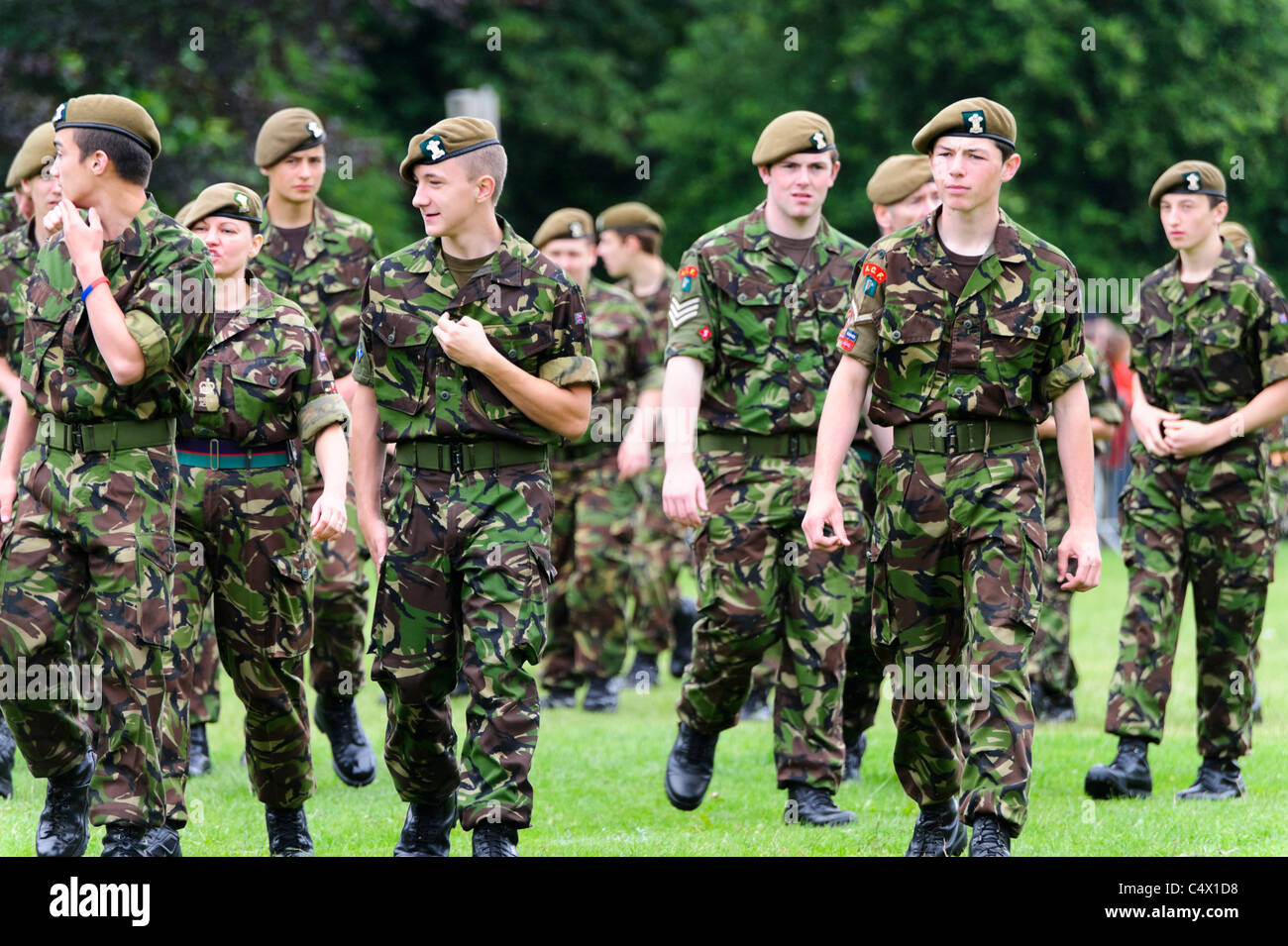 Esercito di ACF Cadet Forza ragazzi e ragazze, Forze Armate giorno, Bute Park, Cardiff, Galles, UK. Foto Stock