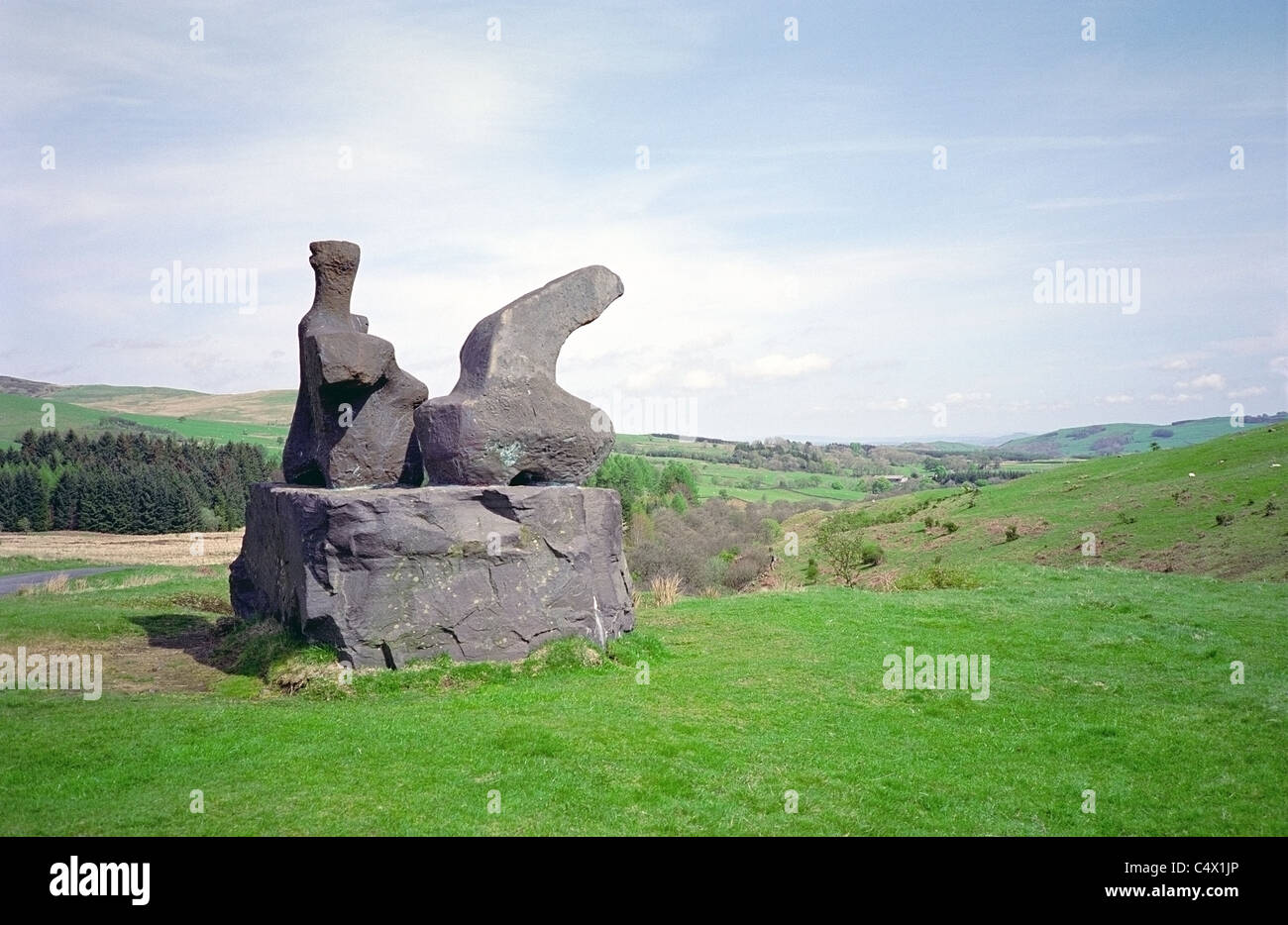 Due pezzo figura distesa No1 scultura di Henry Moore a Glenkiln Sculpture Park, Dumfries and Galloway, Scozia Foto Stock
