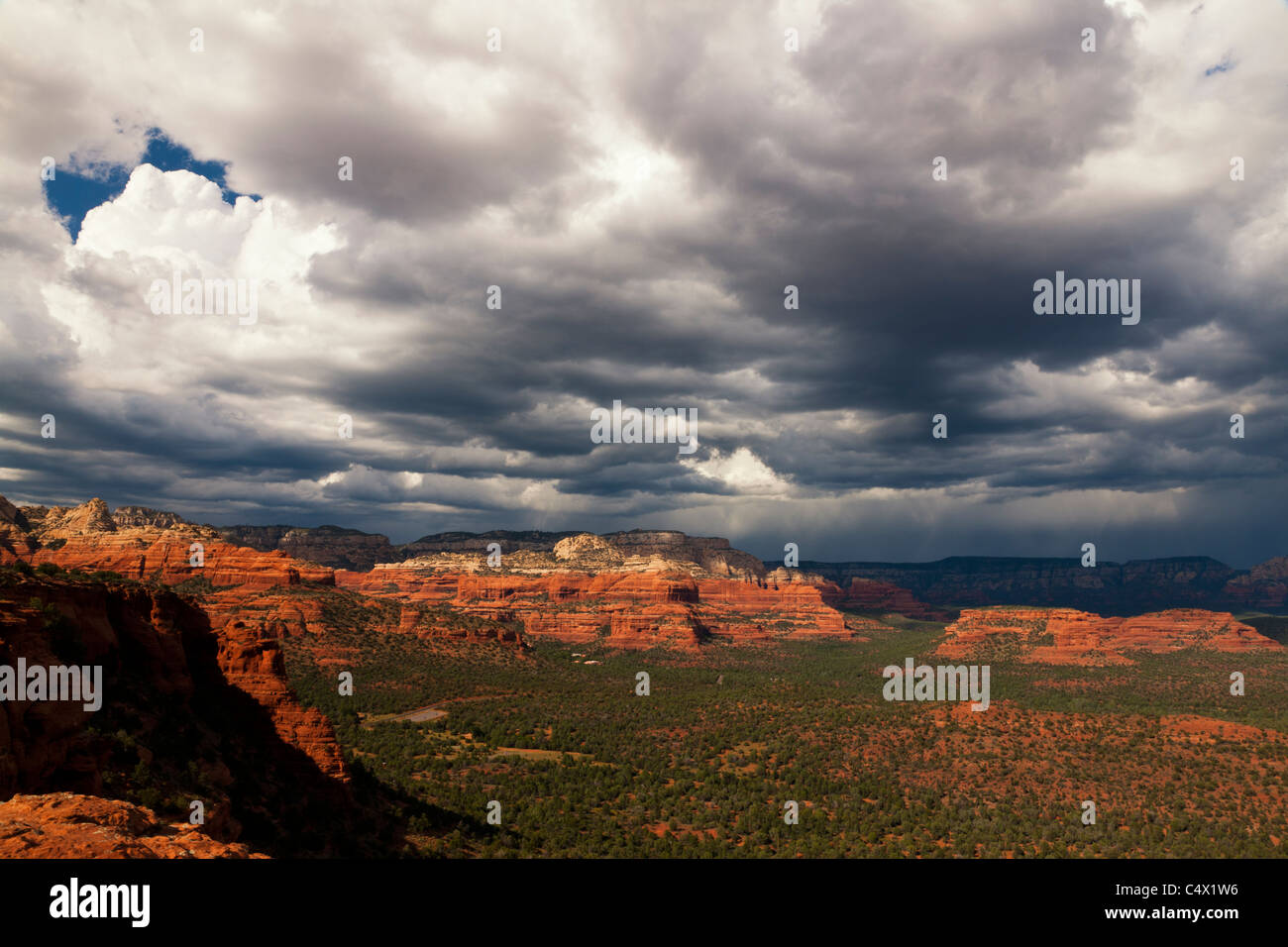 Panorama di drammatiche nuvole temporalesche in movimento attraverso il DOE Mountain Red Rocks di Sedona, in Arizona, Stati Uniti occidentali Foto Stock