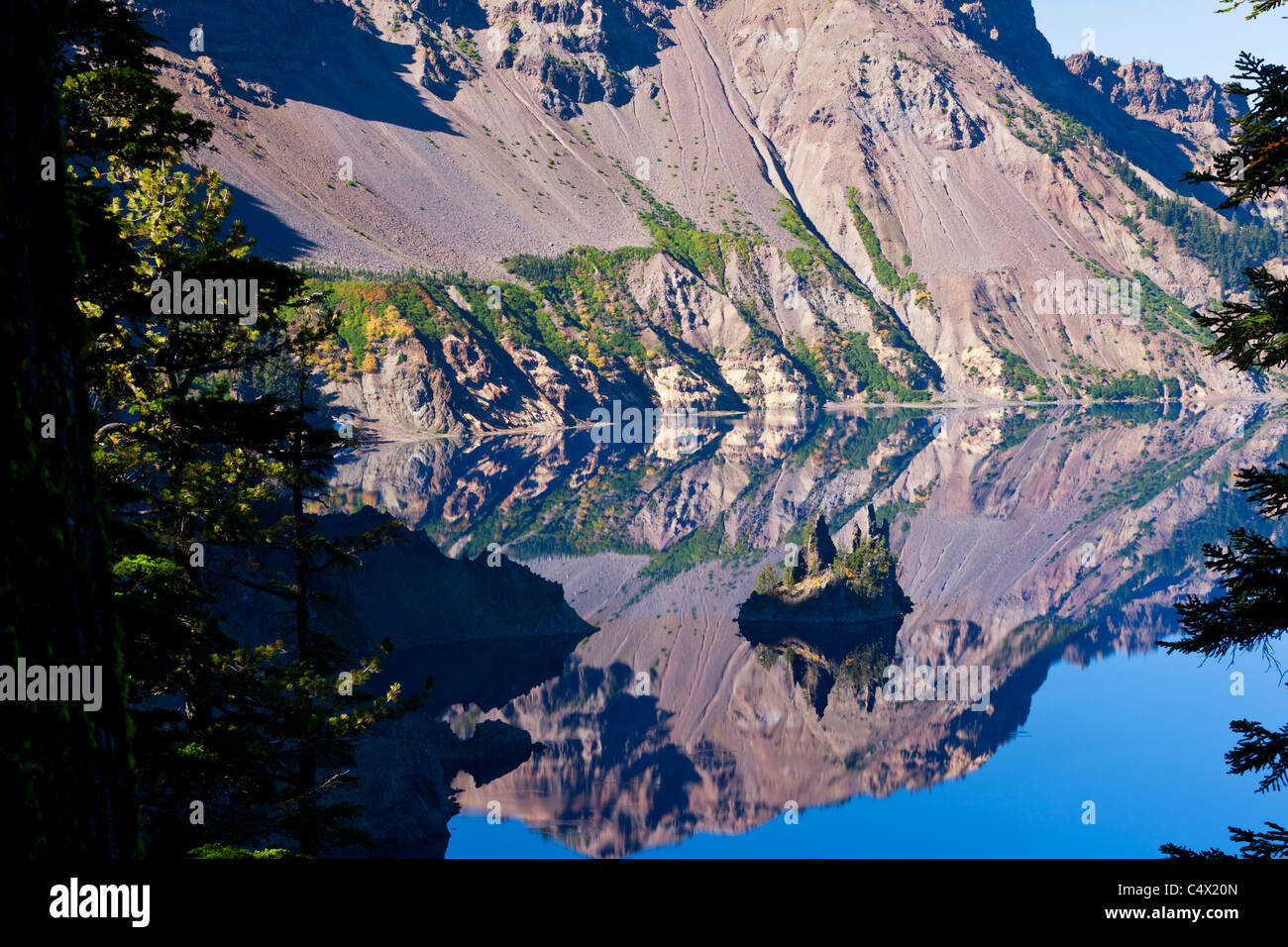 Parco Nazionale del lago del cratere vulcanico cono di scorie Phantom Ship specchio parete del cratere blu cielo blu acqua autunno alberi Foto Stock