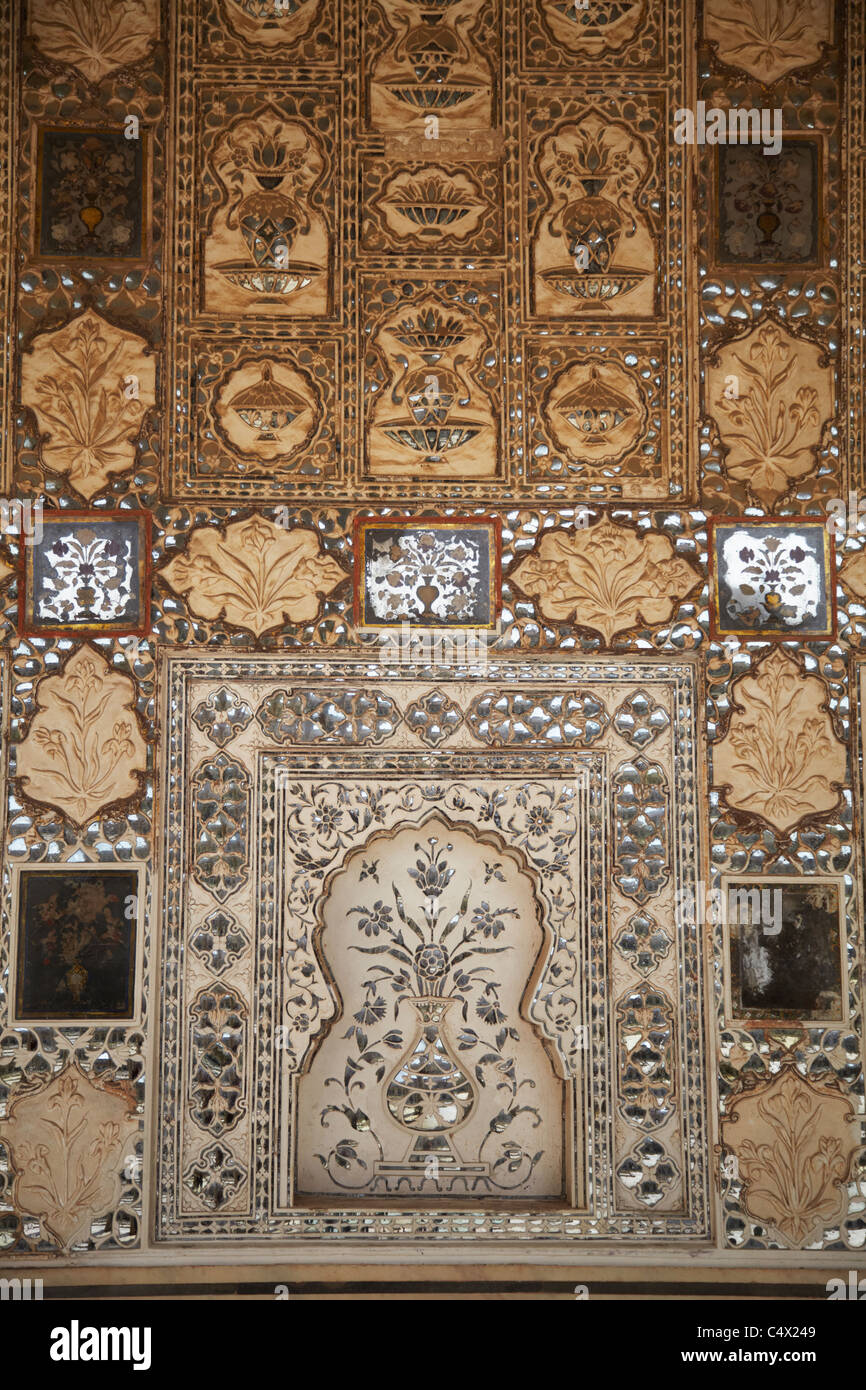 I dettagli delle pareti del Sheesh Mahal (Mirror Palace) in Forte Amber, Jaipur, Rajasthan, India Foto Stock