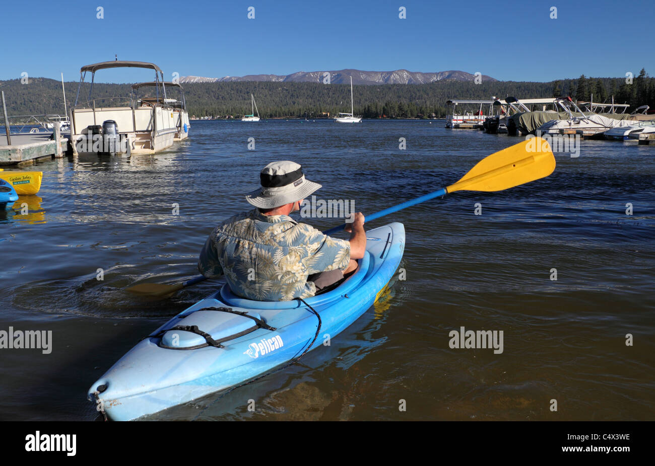 Kayaker in Big Bear Lake le palette dal capitano John's Fawn Porto e Marina Foto Stock