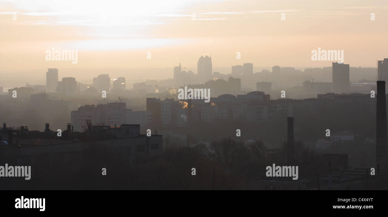 Città Dnepropetrovsk, paesaggio urbano, panorama all'alba in una nebbiosa mattina Foto Stock