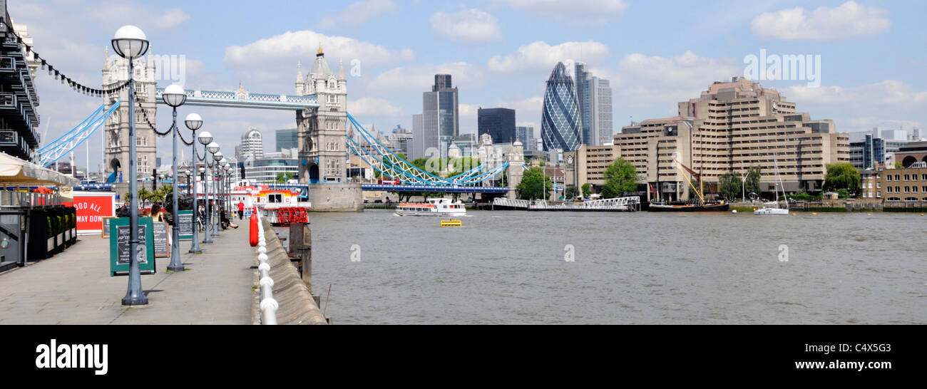 Butlers Wharf lungofiume Walk Tower Bridge River Thames & City Dello skyline di Londra con Gherkin Guoman Tower Hotel & St Katharine Pier Inghilterra Regno Unito Foto Stock