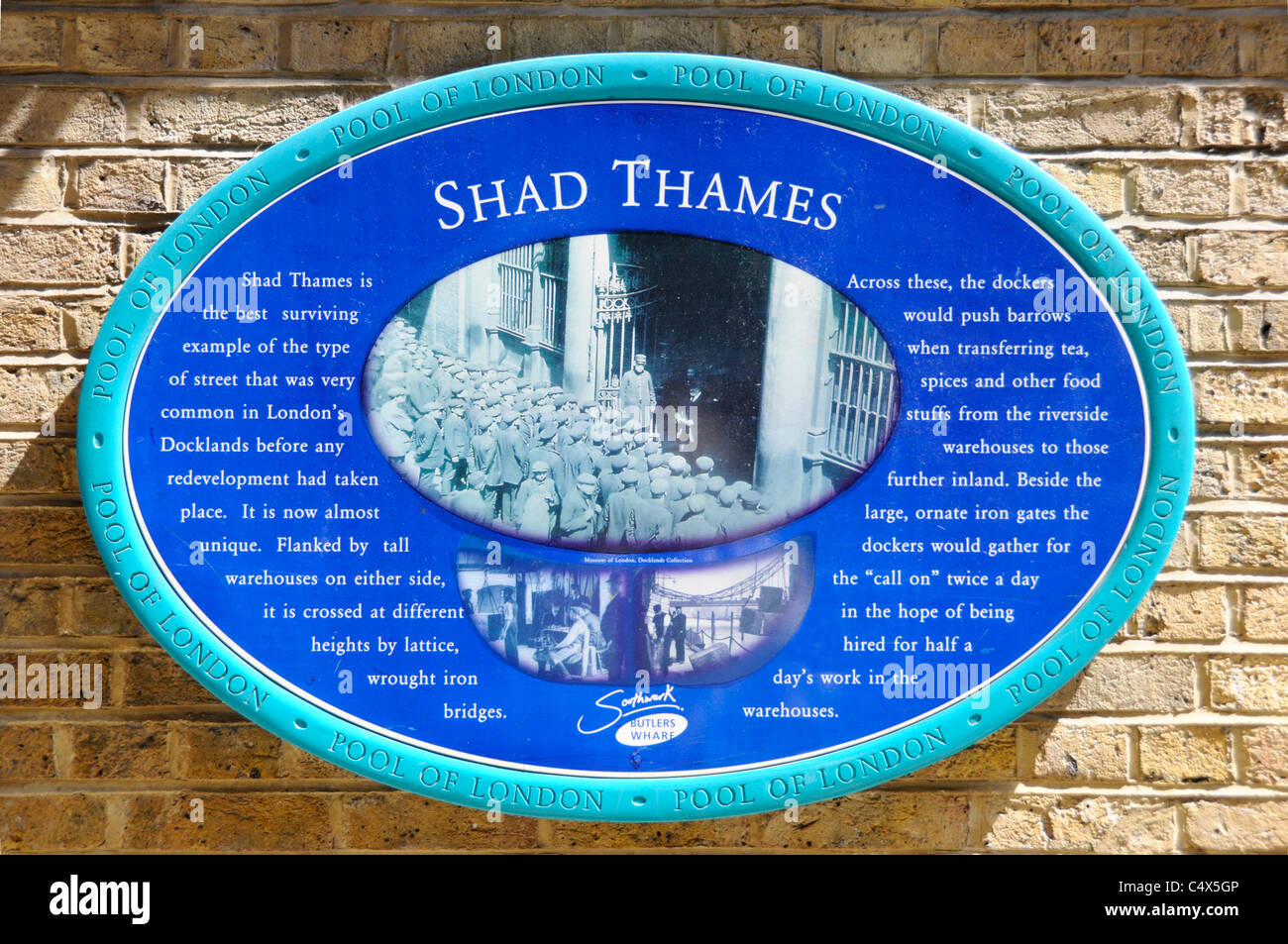 I dati storici registrati su grandi blu placca parete che descrive il tipo di deposito street trovati sul retro dei Docklands di Londra Butlers Wharf UK Foto Stock