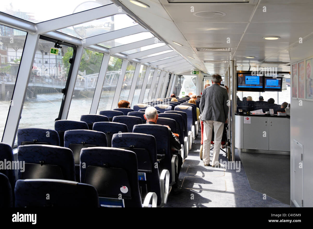 Interni posti a sedere per passeggeri Thames clipper river bus trasporto pubblico servizio di barca per commuter & turistico sul Fiume Tamigi Londra Inghilterra REGNO UNITO Foto Stock