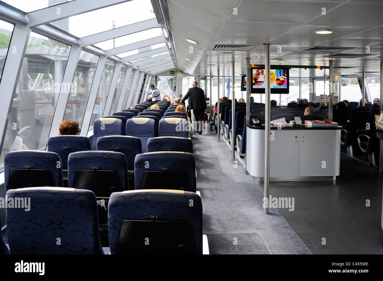 Interni posti a sedere per passeggeri Thames clipper river bus trasporto pubblico servizio di barca per commuter & turistico sul Fiume Tamigi Londra Inghilterra REGNO UNITO Foto Stock