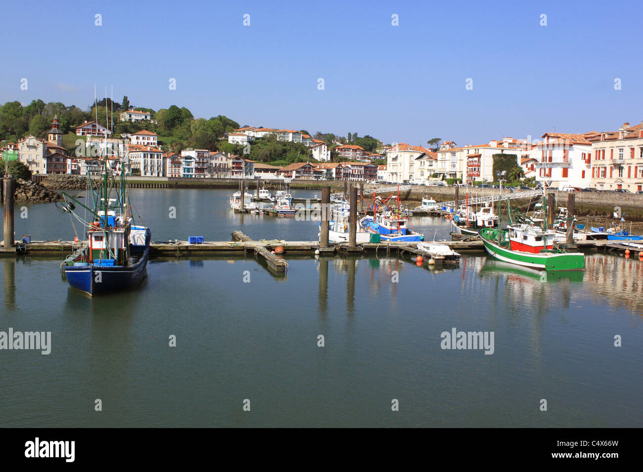 Porto di barche da pesca sulla spiaggia nel paese basco in Francia Foto Stock
