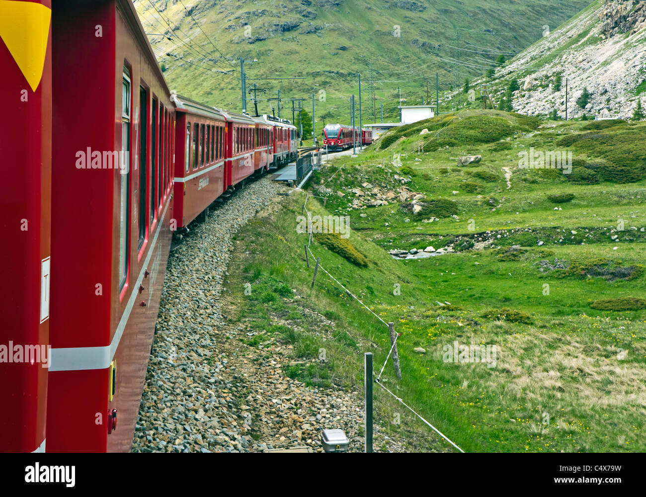 Rhatische Bahn treno in avvicinamento Bernina Lagalp station en route per San Moritz in Svizzera con la ferrovia del Bernina percorso Foto Stock
