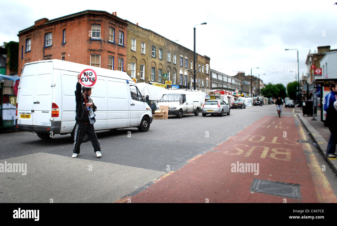 UKuncut anti-tagli azione al di fuori della NatWest a Tower Hamlets, protestando contro grandi bonus per la parte di proprietà pubblica bank. Foto Stock