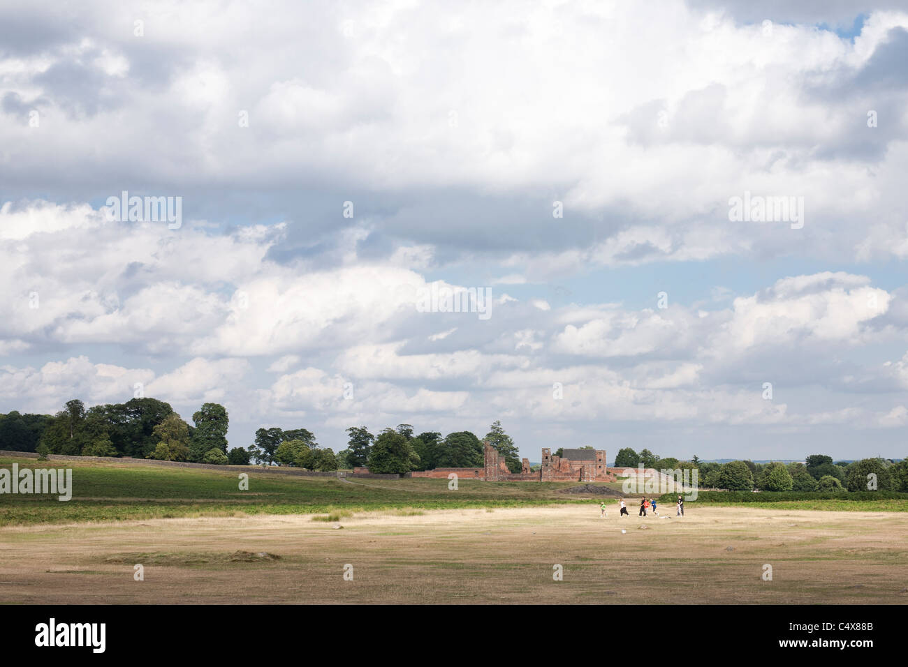 I bambini giocano al sole in Glenfield Lodge Park, Leicestershire. Foto Stock