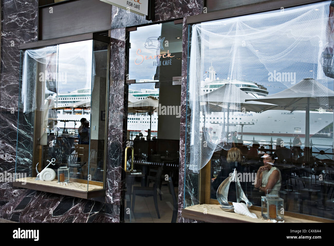 La riflessione di P & O nave da crociera Aurora nella finestra di cafe vicino a Circular Quay di Sydney New South Wales AUSTRALIA Foto Stock