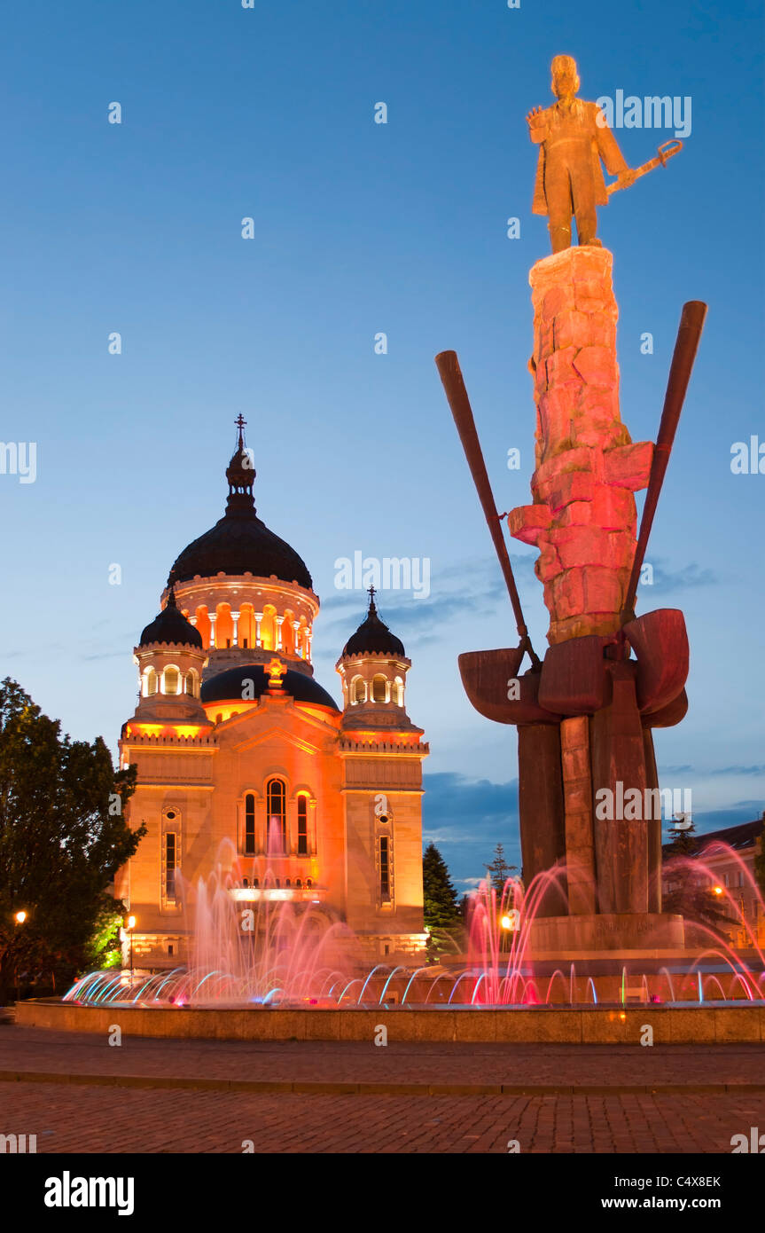 Cluj-Napoca square con la chiesa, statua e fontana, contea di Cluj Foto Stock